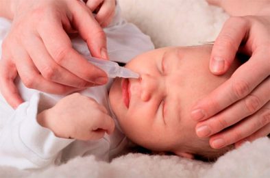Khi sử dụng nước muối sinh lý cho bé cần chú ý điều gì?