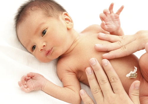 Các hướng dẫn hữu ích dưới đây để bảo vệ cuống rốn của bé