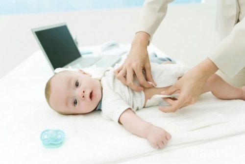 Những lưu ý chăm sóc trẻ sơ sinh vào mùa hè mẹ cần biết
