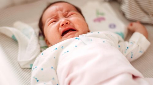 Làn da của trẻ sơ sinh rất nhạy cảm nên mẹ cần chú ý trong việc chăm sóc và bảo vệ trẻ
