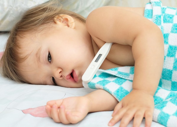 Xử lý vết thương nhỏ cho trẻ: Vết xước đầu gối, vết cắt và vết bầm tím