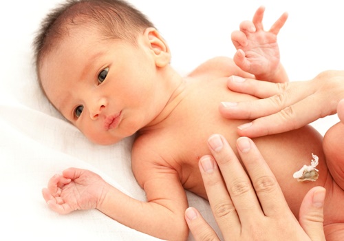 Chuyên gia y tế hướng dẫn cách vệ sinh rốn cho trẻ sơ sinh