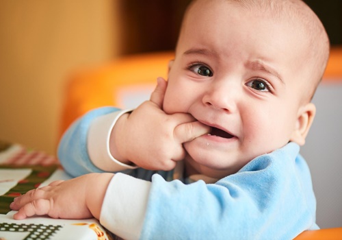 Làm sao để trẻ bớt quấy khóc khi bước vào thời kỳ mọc răng?