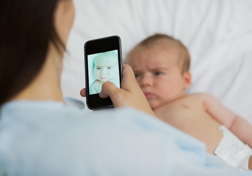 Cách sử dụng điện thoại để không ảnh hưởng đến sức khỏe mẹ và bé