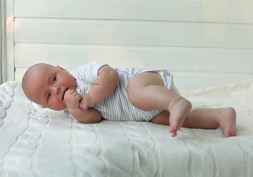 Thế nào là hiện tượng dẹt đầu ở trẻ nhỏ?