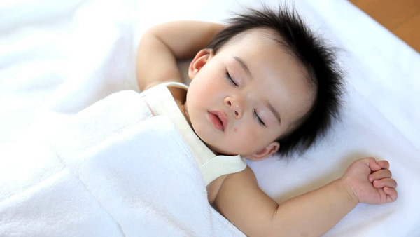 Lợi ích việc không dùng gối khi ngủ cho bé