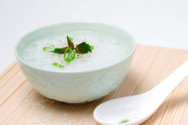 Nên cho trẻ bị ho ăn cháo loãng Nên cho trẻ bị ho ăn cháo loãng