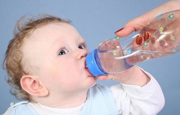 Cho trẻ uống nhiều nước khi trẻ bị cúm Cho trẻ uống nhiều nước khi trẻ bị cúm