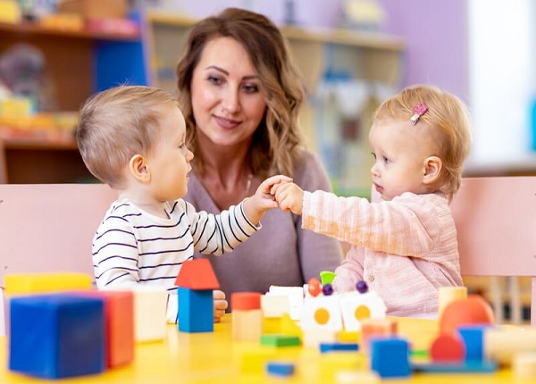 <center><em>Lợi ích khi cho bé chơi đồ chơi theo phương pháp Montessori</em></center>