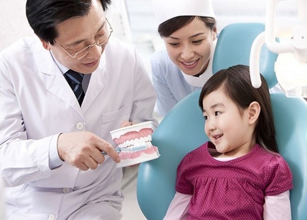 <center><em>Nên cho trẻ đi khám răng định kỳ.</em></center>