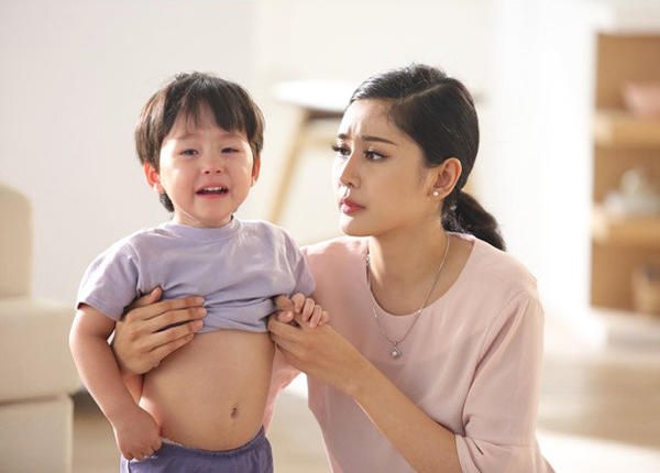Trẻ nhỏ thường mắc các bệnh về tiêu hóa khi chuyển mùa
