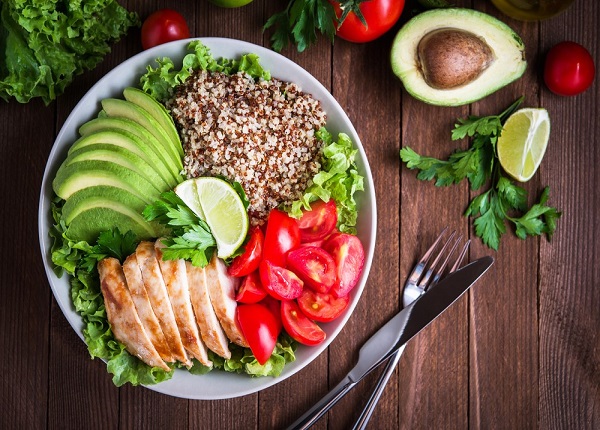 <center><em>Chế độ ăn ít carbohydrate và cao protein có thể giúp làm giảm tình trạng buồn nôn và nôn</em></center>