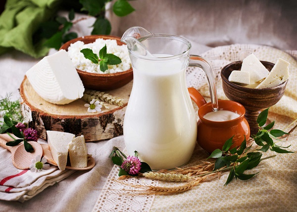 <center><em>Sữa và các sản phẩm từ sữa chứa nhiều canxi</em></center>