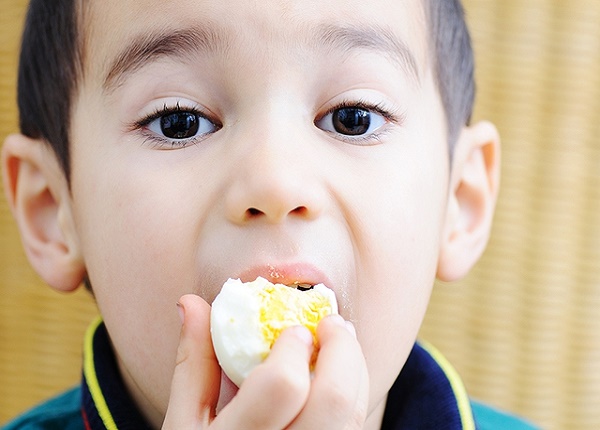 <center><em>Trứng cung cấp các chất dinh dưỡng quan trọng cho chế độ ăn của trẻ</em></center>
