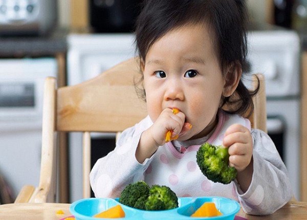 <center><em>Trẻ cần được bổ sung rau xanh trong chế độ ăn dặm.</em></center>