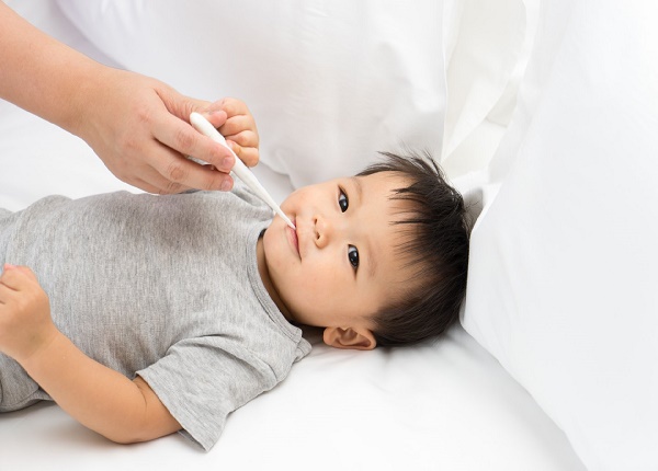 <center><em>Theo dõi nhiệt độ cho trẻ sau tiêm vaccine.</em></center>