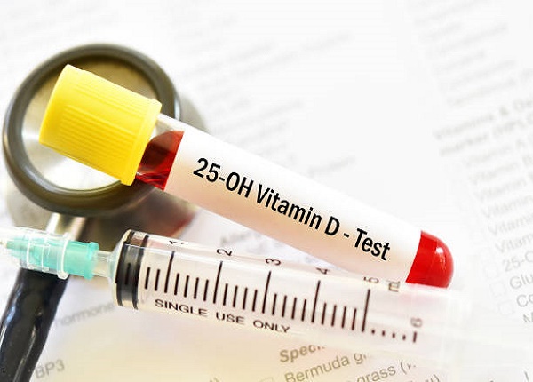 <center><em>Bác sĩ có thể đánh giá mức vitamin D của trẻ thông qua xét nghiệm máu…</em></center>