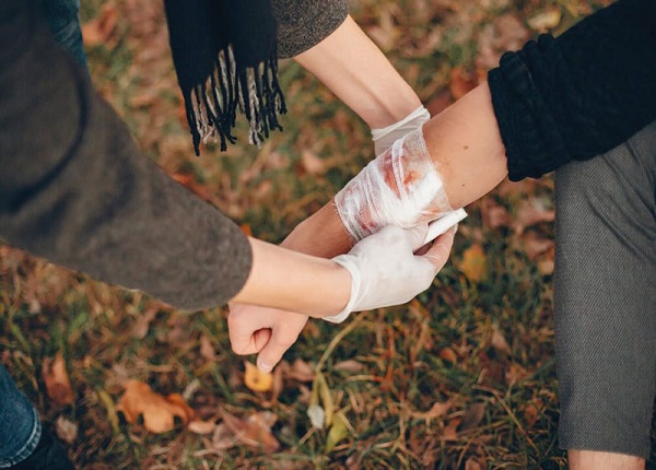 <center><em>Trầy xước mức trung bình có thể bị chảy máu và sưng nhẹ</em></center>